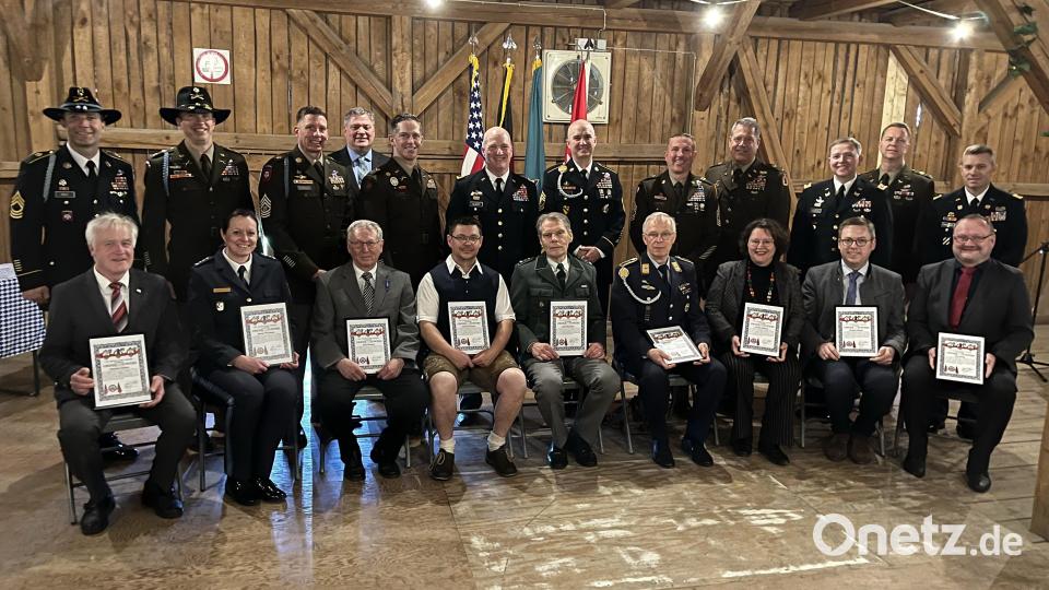 Brigadegeneral Hilbert und Command Sergeant Major Jared Heisler (Mitte stehend) verliehen verdienten Persönlichkeiten die Auszeichnung „Good Neighbor“. Vorgeschlagen wurden die Preisträger von Einheiten der US-Standorte in der Oberpfalz und in Franken. Bild: mor