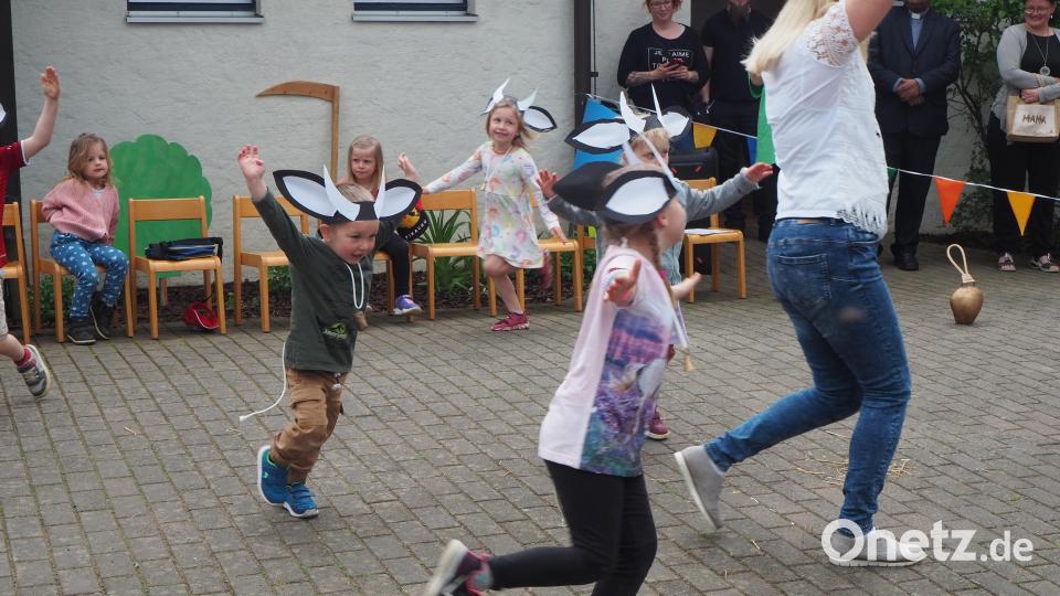 Die kleinen Kühe tanzten ausgelassen über den Hof im Kinderhaus. Bild: vsr