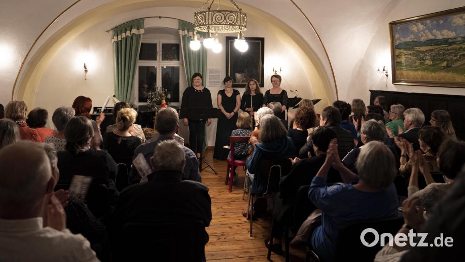 Im vollbesetzten Trauzimmer des Flosser Pflegschlosses konzertierten (vin links.) Klara Bäumler, Maren Gleixner, Annemarie Bauer und Marion Elling Bild: hbl