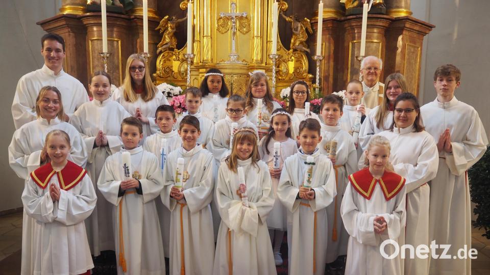 Die Samstagsgruppe der Kommunionkinder: Jonas Achmann, Noah Bubak, Sebastian Giehl, Julian Hofmann, Lorenz Konopka, Raphael Stangl, Ben Kahringer, Jülis Engelmann, Pia Young, Amelie Lenk, Iliamna Anderson-Kappa, Mia Schäfer, Julia Liebl. Bild: stn