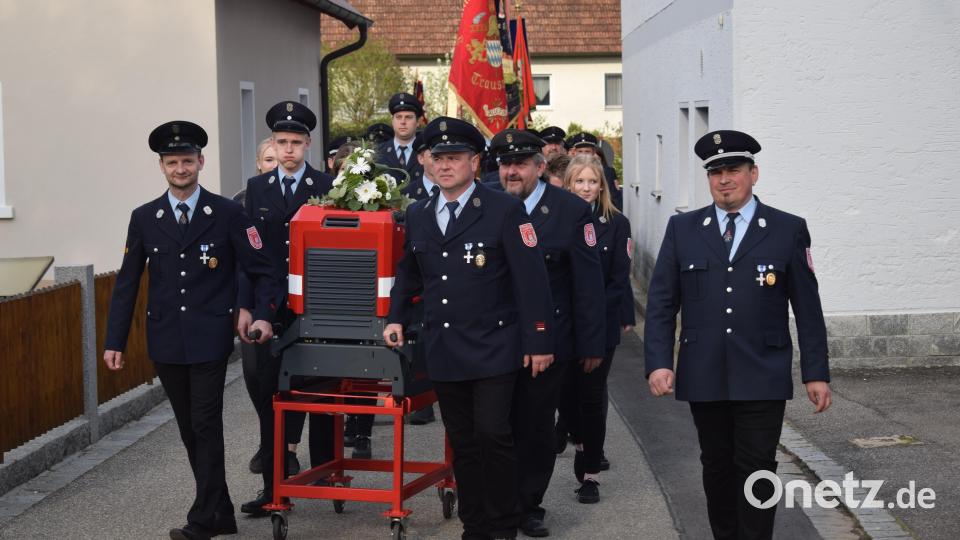 Die Feuerwehrmänner aus Atzenhof führten ihre neue Tragkraftspritze im Festzug mit. Bild: bnr