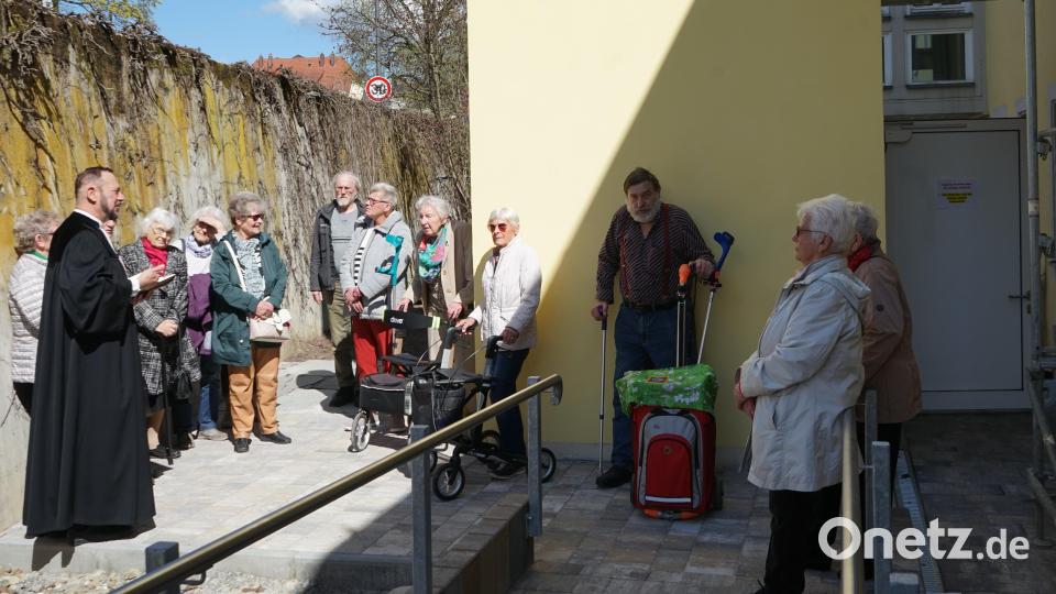 Der neue Lift zum Gemeindesaal ist nun betriebsbereit. Bei einer kleinen Andacht übergab ihn Pfarrer Klaus Wening nun der Öffentlichkeit. Bild: abi