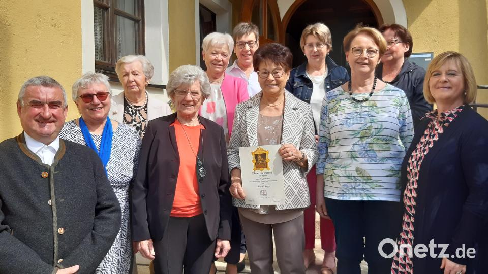 Geistlicher Beirat Pfarrer Alfons Kaufmann (links), Diözesanvorsitzende Martha Bauer (rechts) und Vorsitzende Angelika Vogl (Zweite von links) gratulierten den geehrten Jubilarinnen. Bild: Vogl/exb