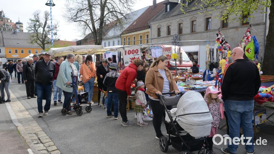 Beim Kreuzbergmarkt entlang des Pleysteiner Marktplatzes ist die Auswahl groß. Bild: bey