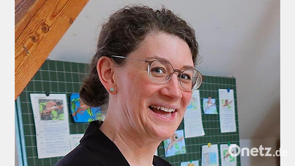 Aus den Händen von Naturpark-Geschäftsführerin Elisabeth Frank (links) erhielt Rektorin Inge Dick (rechts) die Urkunde zur Ernennung der Friedenfelser Grundschule zur Naturparkschule. Bild: bsc