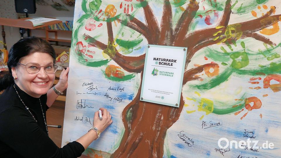 Am großen Bild des Naturparkbaumes verewigte sich auch Rektorin Inge Dick. Bild: bsc