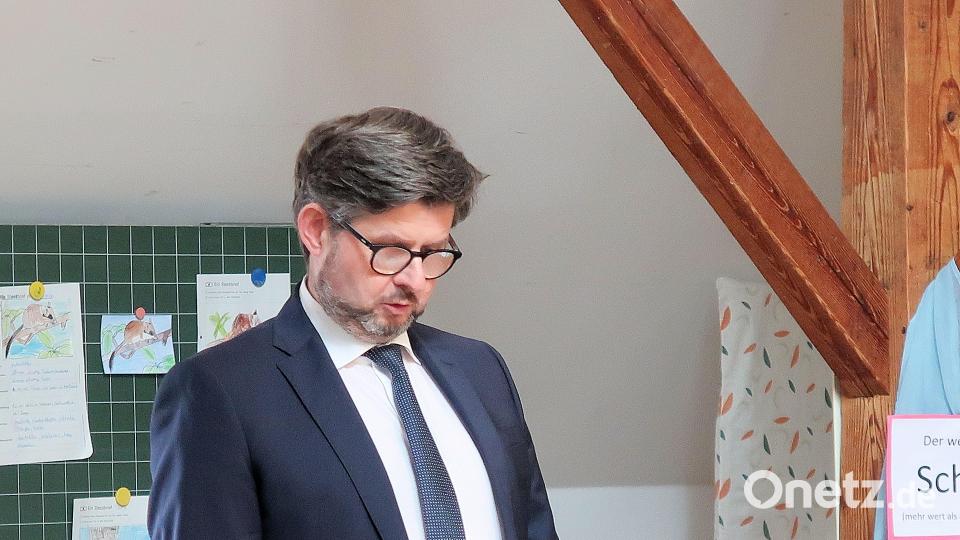 Schulamtsdirektor Armin Engel würdigte in einer Laudatio die erbrachten Leistungen hin zur Naturparkschule. Bild: bsc