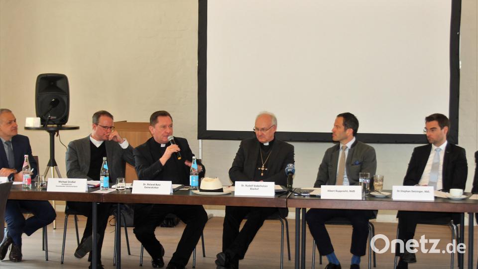 Generalvikar Roland Batz (Dritter von links) sparte in seinen Ausführungen auch &quot;besorgniserregende Entwicklungen&quot; wie Kirchenaustritte im Bistum nicht aus. Bild: stg