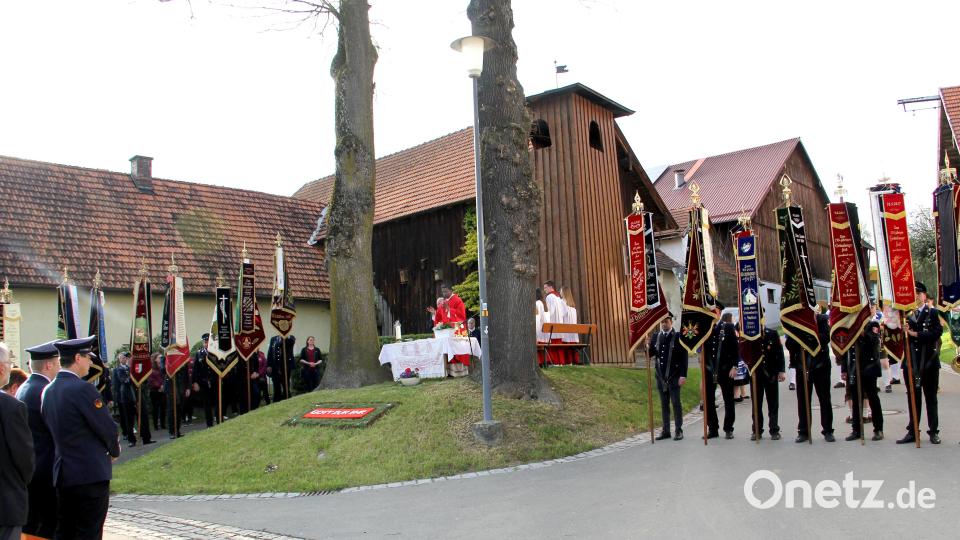 Den Festgottesdienst zu Ehren des heiligen Florian in der Dorfmitte von Nottersdorf zelebrierte Pater Savari. Bild: Josef Böhm