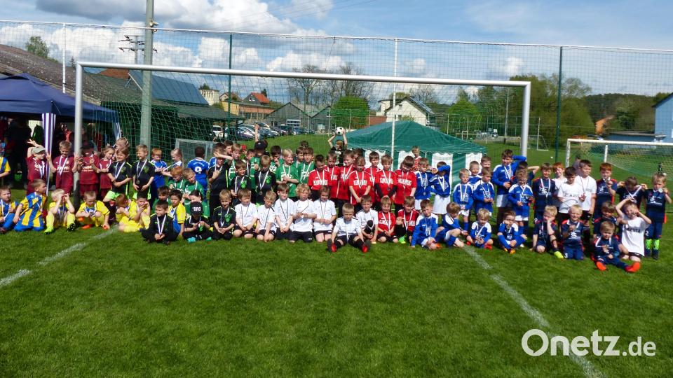 Die Spieler der G-Gruppe präsentieren sich nach dem Turnier. Bild: hme