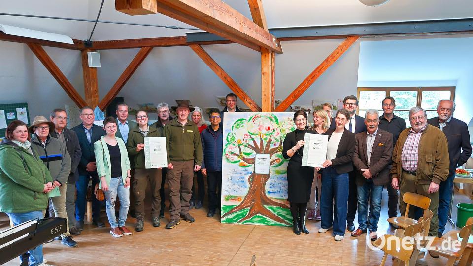 Zu einem Erinnerungsfoto stellten sich die Teilnehmer der Feierstunde. Bild: bsc