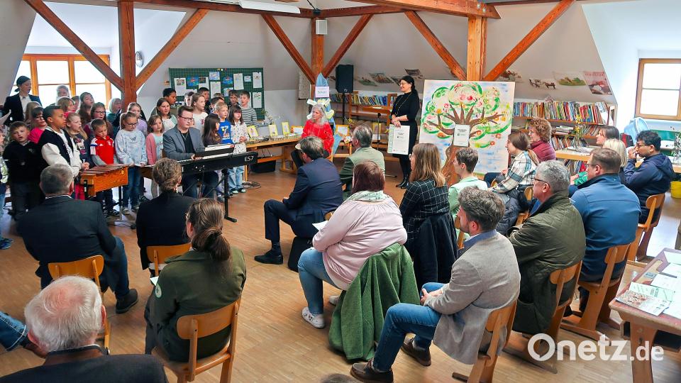 Mit Liedbeiträgen umrahmten die Schülerinnen und Schüler die Feierlichkeiten zur Ernennung zur Naturparkschule. Bild: bsc