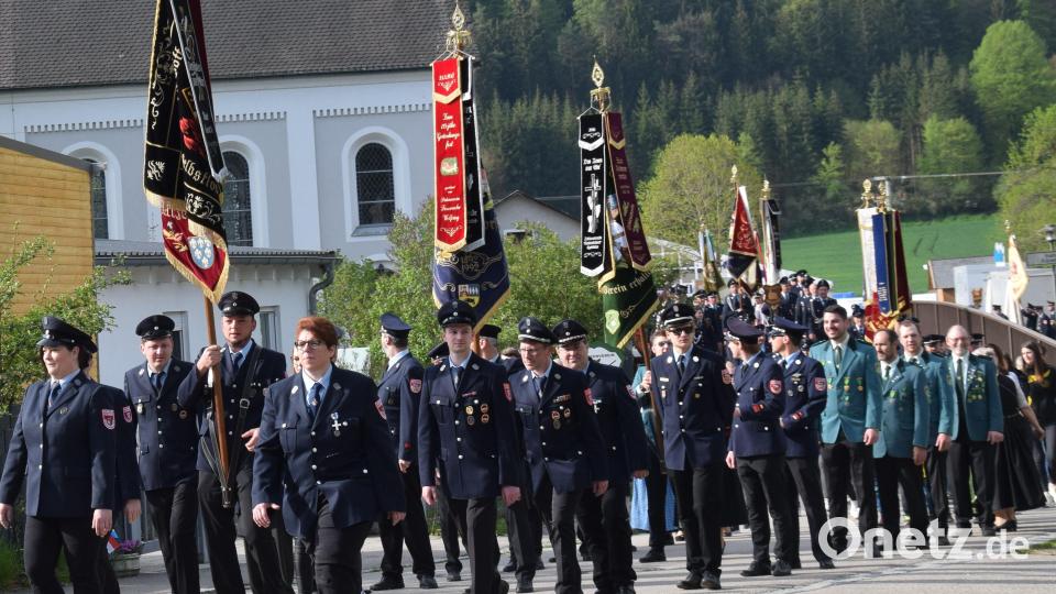 35 Fahnenabordnungen der Vereine erwiesen dem Feuerwehrjubilar zum 125-jährigen Bestehen ihre Referenz Bild: bö