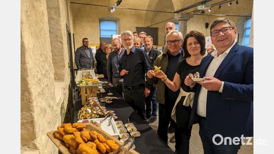Pavel Hroch und CeBB-Leiterin Veronika Hofinger (vorne) eröffnen das Buffet mit Schmankerl aus Südböhmen. Bild: eib