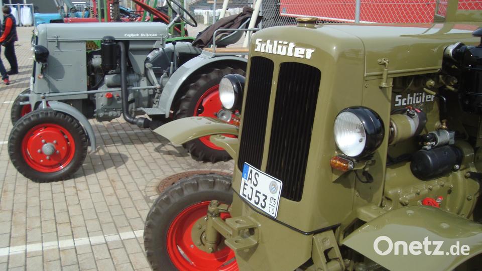 Da schlägt das Herz eines jeden Schlepper-Freundes höher. Vater Hans und Sohn Christian Englhard aus Weiherzant konnten gleich mit zwei Schlüter-Typen aufwarten: Das grüne Model stammt aus dem Jahr 1953, das graue von 1955. Bild: Josef Schmaußer