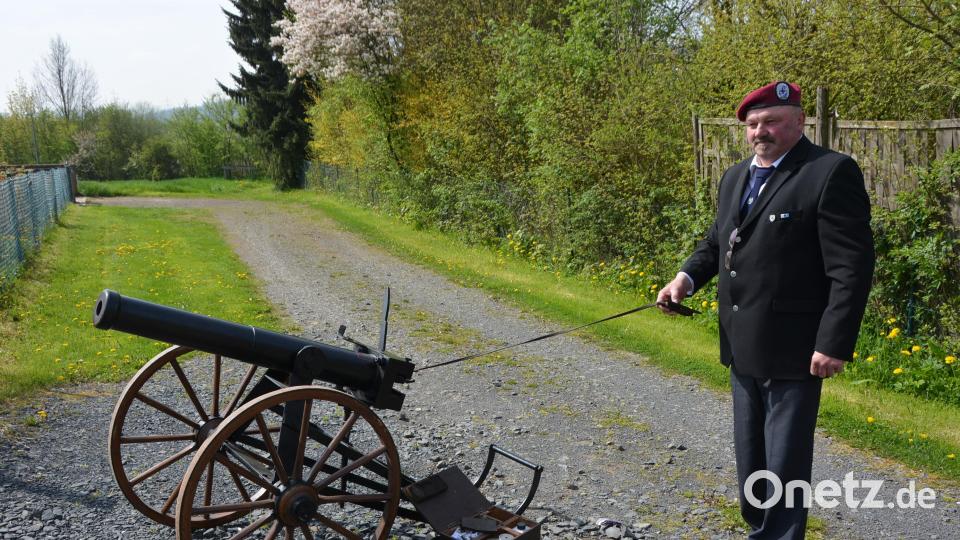 Kanonier Richard Hubrich feuerte im Gedenken an die Toten der Weltkriege drei Böllerschüsse ab. Bild: jr