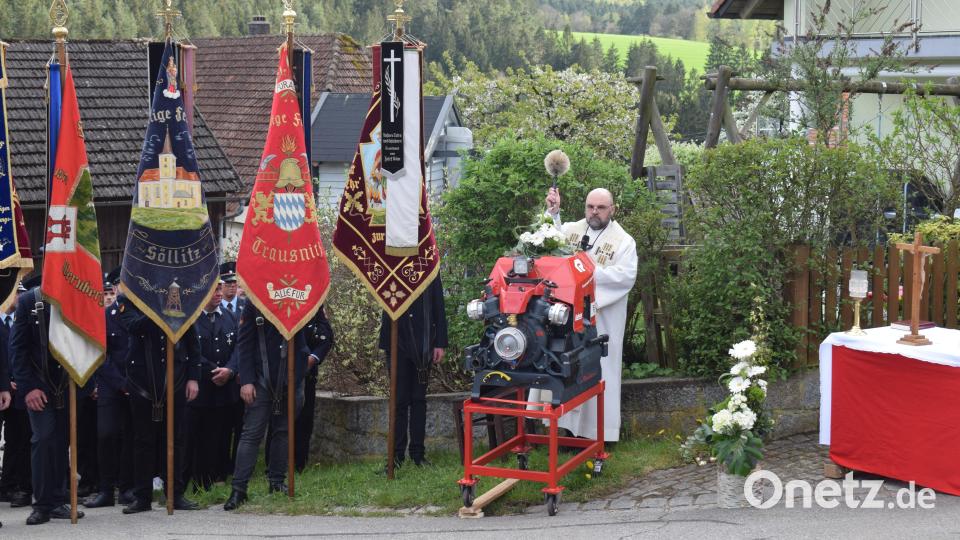 Pfarrer Hans Spitzhirn feierte den Festgottesdienst zum Florianstag und erteilte der neuen Tragkraftspritze der Feuerwehr Atzenhof den kirchlichen Segen. Bild: bnr