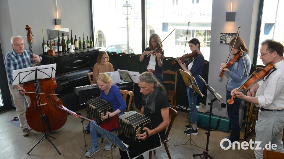 Am Sonntagnachmittag lauschen die Zuhörer im Restaurant "Friedrich" wunderbaren Tango-Melodien. Bild: dob