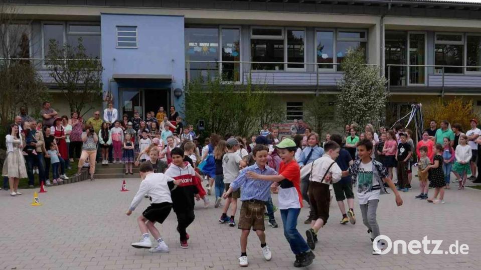 Mit dem Lied &quot;Wenn der Maibaum wieder in Eslarn seht&quot; rockten Schulkinder tanzend und singend den Schulhof. Bild: gz