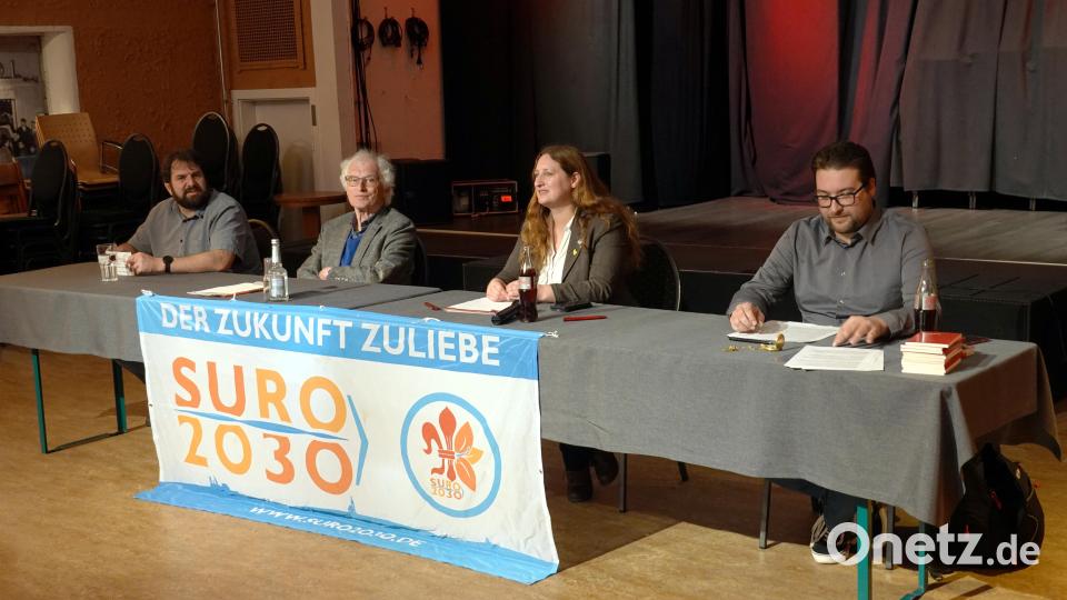 Das Podium (von links): Tim Saborowski, Bernhard Saurenbach, Katrin Birner und Stefan Dietl brachte unterschiedliche Blickwinkel und eigene Erfahrungen zum Thema &quot;Armut&quot; in die Diskussion. Bild: gac