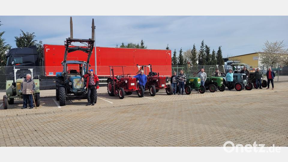 Die vorgefahrenen alten Schlepper wie Hanomag, Lanz, Holder, Mc Cormick, Fahr, Eichner und Güldner lockten einige Zaungäste an. Bild: Josef Schmaußer
