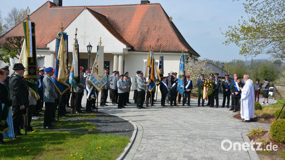 Zum dritten Mal fand am Sonntag die Friedenswallfahrt der beiden Soldatenverbände des Landkreises in Konnersreuth statt. Mit dabei die Fahnen der Soldatenvereine des Landkreises, rechts im Bild Pfarrseelsorger Pater Benedikt Leitmayr, der ein Gebet sprach. Bild: jr