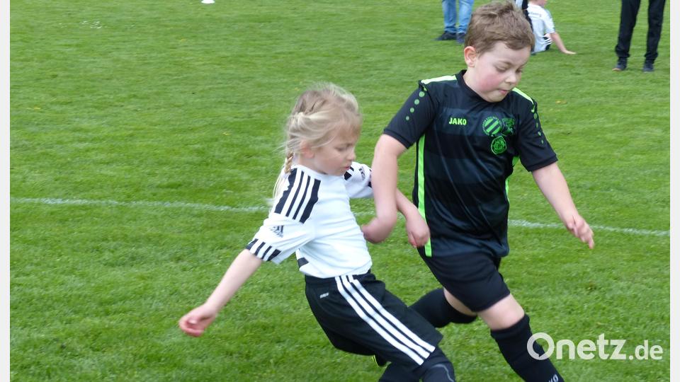Schon die Kleinsten kämpften um jeden Ball. Bild: hme