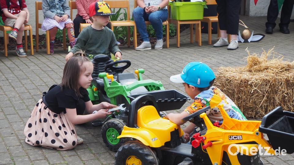 Beim &quot;Traktor&quot;-Tanz konnten die Buben und Mädchen auch ihr handwerkliches Geschick unter Beweis stellen. Bild: vsr