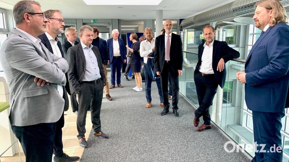 Bayerns Zeitungsverleger machen sich ein Bild von Oberpfalz-Medien. Chefredakteur Kai Gohlke (rechts) führt die Teilnehmer der Verlegertagung durch die Räume in der Weigelstraße. Bild: Gabi Schönberger