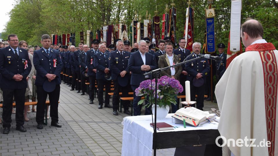 Den Festgottesdienst zum Florianstag zelebriert Pfarr Hans Jürgen Zeitler. Bild: bö