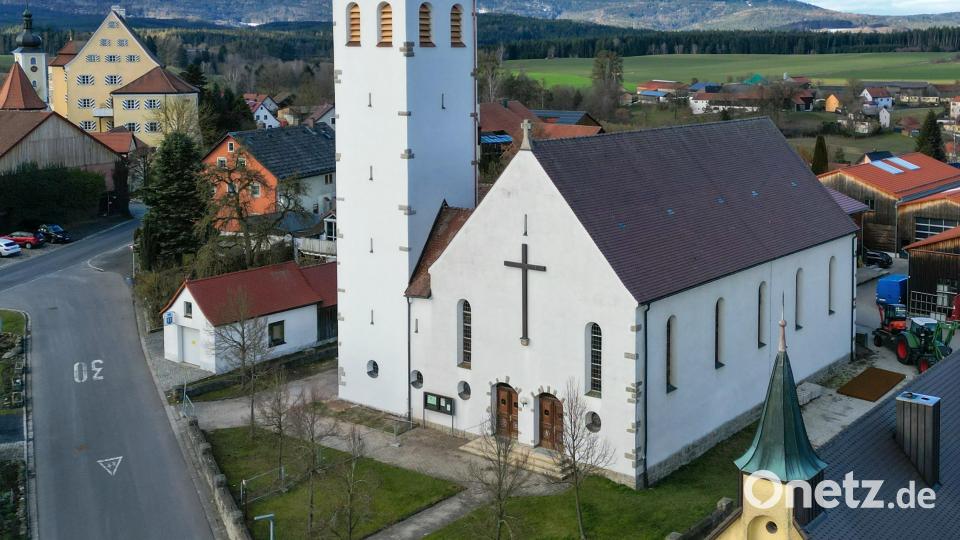 Der Turm der katholischen Kirche in Thumsenreuth wurde kürzlich renoviert. Offen sind noch notwendige Arbeiten am Dach des Kirchschiffes, die aus Kostengründen zurückgestellt werden mussten. Archivbild: nza