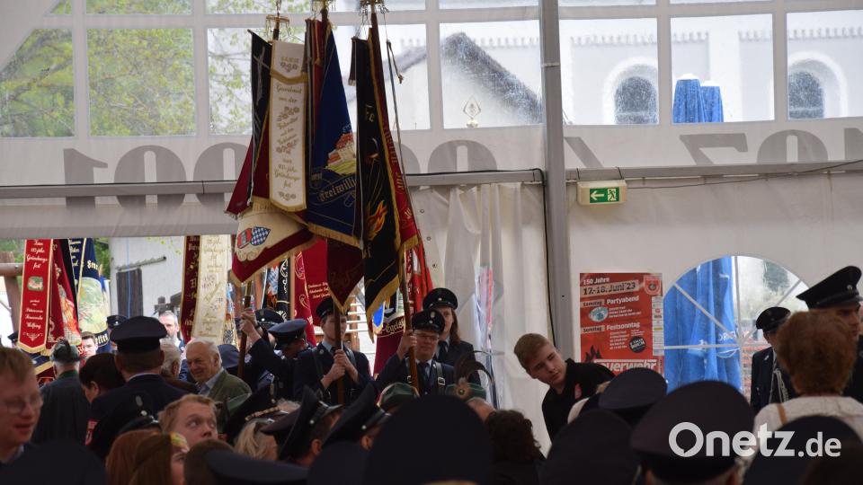 Ein unvergessliches Erlebnis war auch der Fahneneinzug der Feuerwehren in Festzeilt bei der Pfarrkirche gewesen. Bild: bö