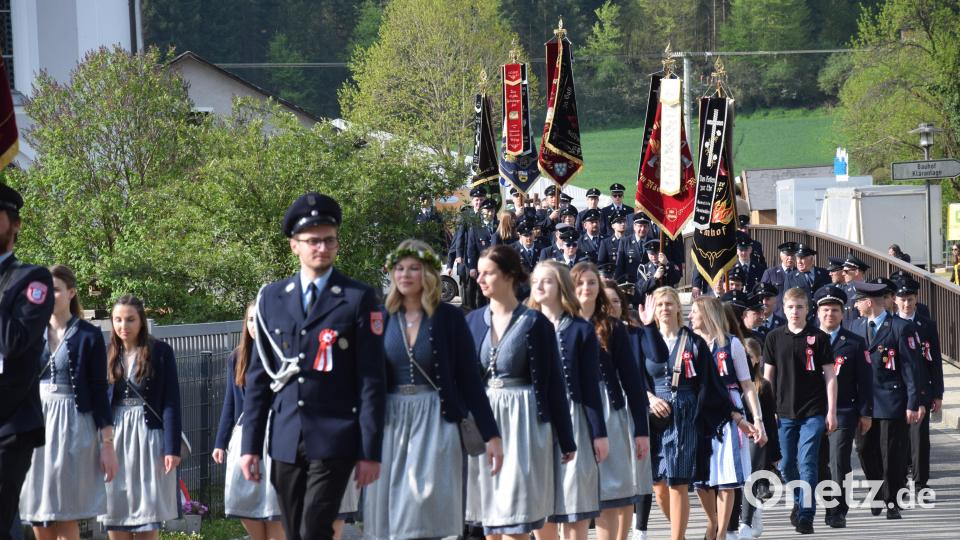 Die Farbtupfer im Meer der blauen Feuerwehruniformen sind beim Festzug anlässlich der 125-Jahr-Feier der Feuerwehr Adertshausen die Festdamen. Bild: bö