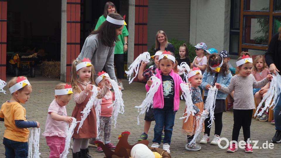 Als Hühner verkleidet zeigten die Buben und Mädchen im Kinderhaus St. Marien beim Frühlingsfest ihre Tanzkünste. Bild: vsr