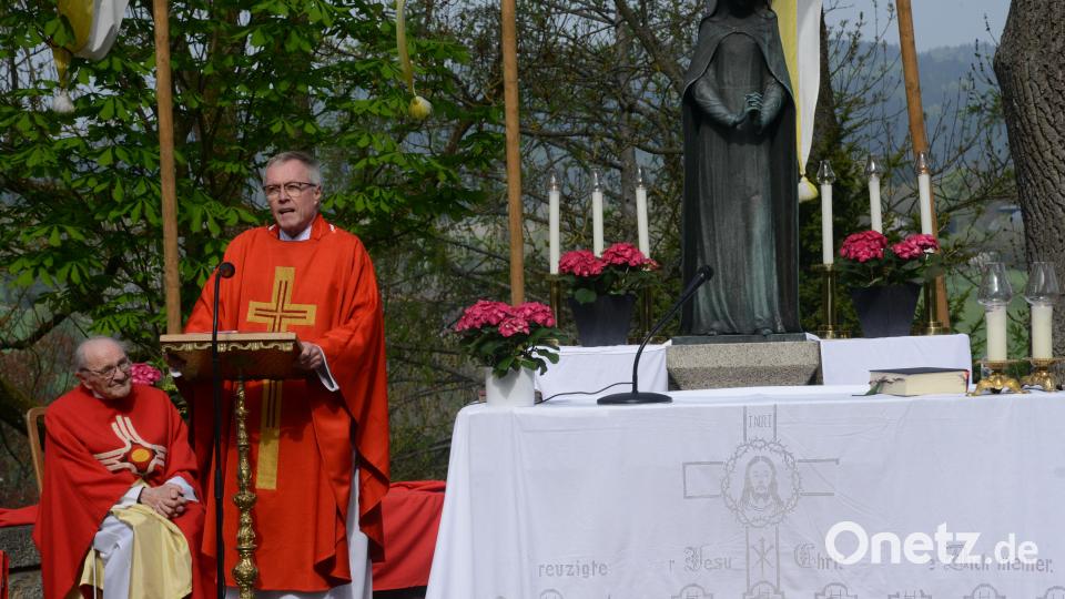 Pater Josef Költringer feiert mit Pater Reinhold Schmitt den Festgottesdienst zum Kreuzberfest auf dem Freialtar auf dem Kreuzbergplateau. Bild: bey