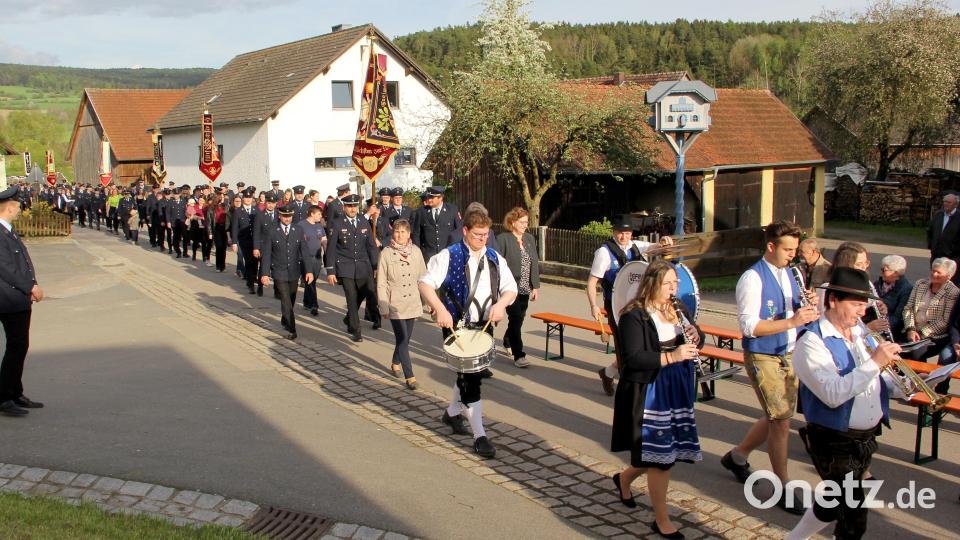 Mit starken Abordnungen beteiligten sich die Feuerwehren des KBM-Bereichs 3/2 am Florianstag in Nottersdorf, hier beim Kirchenzug. Bild: Josef Böhm