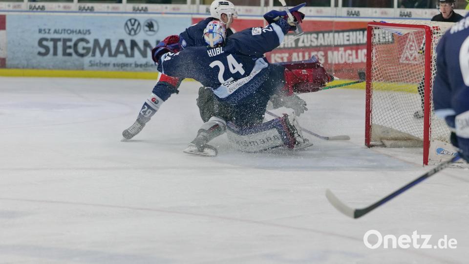 Szenen aus dem dritten Play-off-Finale zwischen den Blue Devils Weiden (blaue Trikots) und den Starbulls Rosenheim. Bild: Elke Englmaier