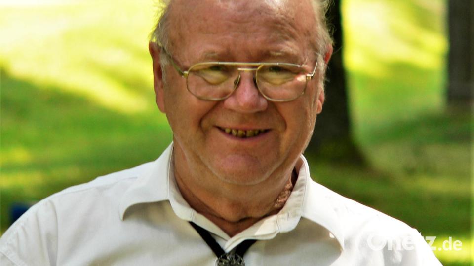 Alfred Hausner repariert noch immer mit Vorliebe Autos und spielt Quetschn. Bild: jml