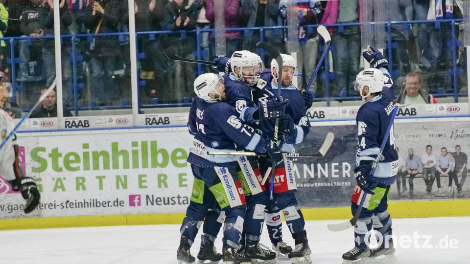 Szenen aus dem dritten Play-off-Finale zwischen den Blue Devils Weiden (blaue Trikots) und den Starbulls Rosenheim. Bild: Elke Englmaier