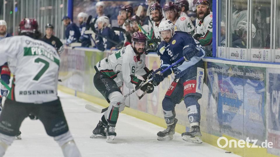 Szenen aus dem dritten Play-off-Finale zwischen den Blue Devils Weiden (blaue Trikots) und den Starbulls Rosenheim. Bild: Elke Englmaier