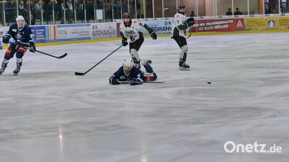 Szenen aus dem dritten Play-off-Finale zwischen den Blue Devils Weiden (blaue Trikots) und den Starbulls Rosenheim. Bild: Elke Englmaier