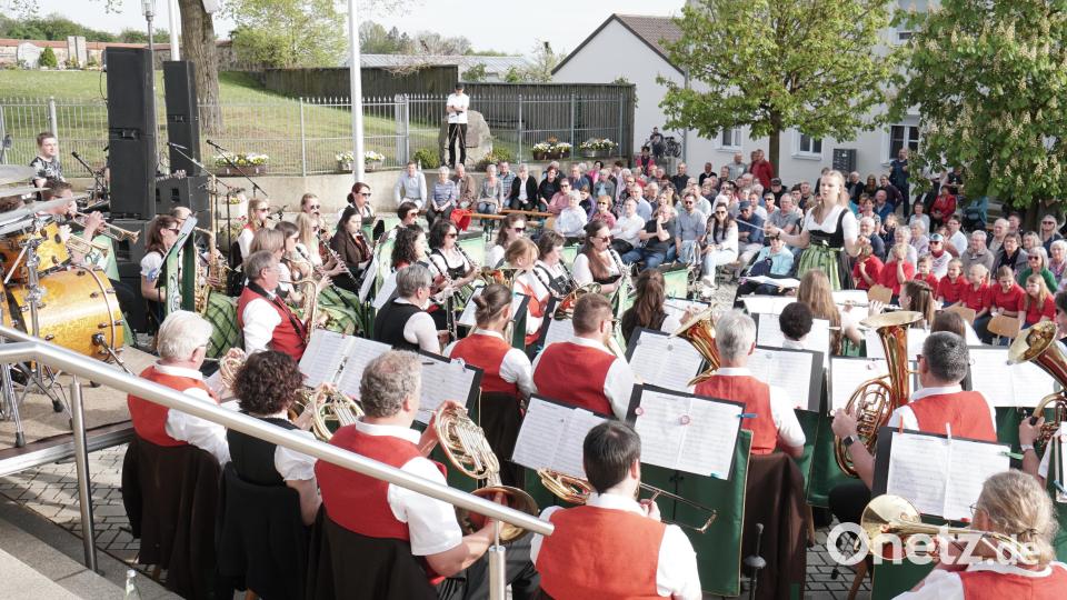 Lena Breitschaft führte den Taktstock bei der sehr gut besuchten Serenade der Jugendblaskapelle Fensterbach in Wolfring Bild: nib
