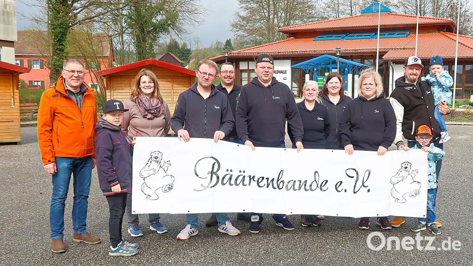 Letzte Details zum dritten Trucker-Treffen am kommenden Wochenende besprachen Bürgermeister Oskar Schuster und Steffi Grünbauer (von links) mit Mitgliedern des Vereins „Bäärenbande“ und Vorsitzendem Torsten Schmitt (Sechster von links). Bild: bsc