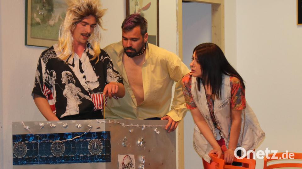 Die Zeitmaschine befördert (v.l.) Rolf (Daniel Ritz), Holger (Martin Wölker) und Sabine (Amanda Gonzales) in die 80er-Jahre und zurück. Bild: Willi Ertl