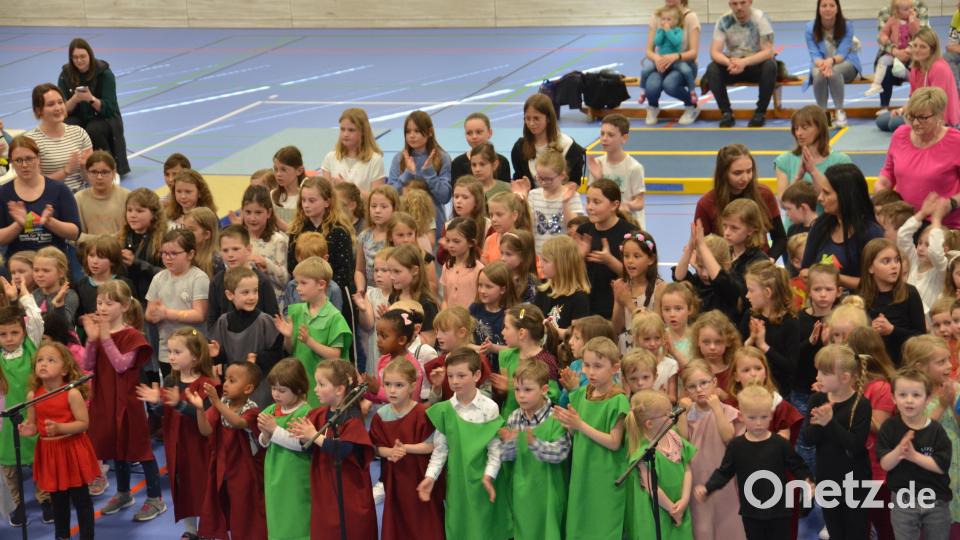 Das Auftaktlied "Ich will euch begrüßen" bestreiten alle Kinder aus den verschiedenen Einrichtungen zusammen. Bild: dob