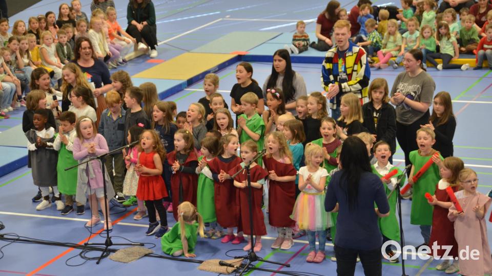 Mit den Liedern „Ja so warn’s die alten Rittersleut“, aus dem diesjährigen Jahresthema, „Draußen ist es wieder grün“ und „Vom Anfang bis zum Ende“ stellten sich sogleich die Kinder aus dem Evangelischen Haus für Kinder Gottfried Sperl vor und zeigten wie fröhlich eine Singförderung für die Jüngsten sein kann. Bild: dob