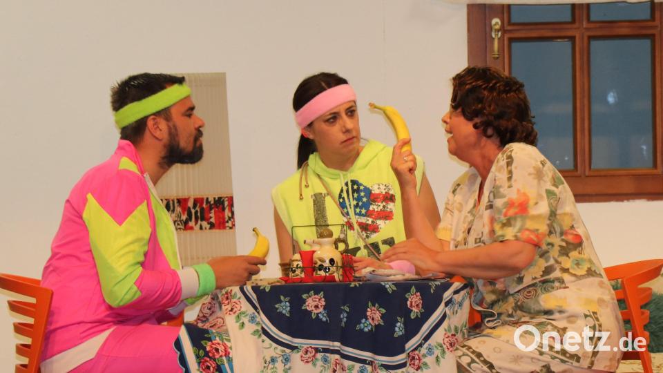 Ulla (Ilona Weiß, rechts) weiß, warum die Banane krumm ist. Sabine (Amanda Gonzales) und Holger (Martin Wölker) hören erstaunt zu. Bild: Willi Ertl