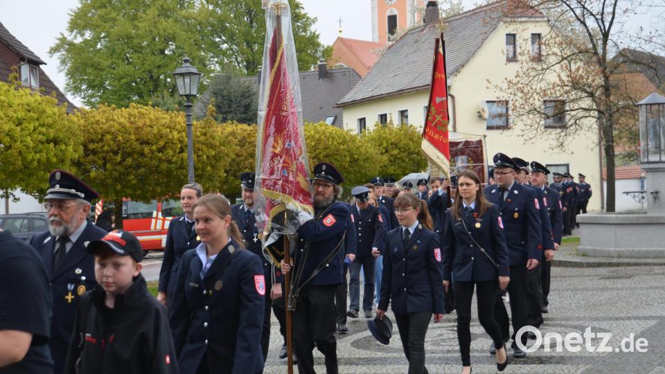 Zusammen mit der Kapelle &quot;Bayrisch Blech&quot; und den Kommunalvertretern feierten die Teilnehmer aus allen sieben Ortsfeuerwehren den Florianstag in der katholischen Stadtpfarrkirche. Bild: dob