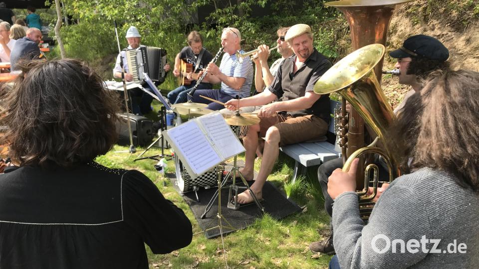 Die Musikanten von der Gruppe &quot;Tre Hudebnice&quot; bekommen Unterstützung von Florian Burgmayr und Maria Hafner aus München. Bild: gri