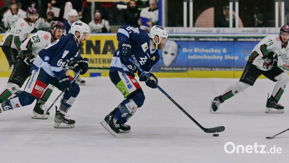 Szenen aus dem dritten Play-off-Finale zwischen den Blue Devils Weiden (blaue Trikots) und den Starbulls Rosenheim. Bild: Elke Englmaier